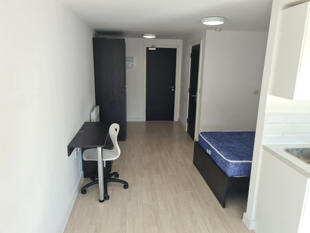 Property photo 2 of 6 Bedroom