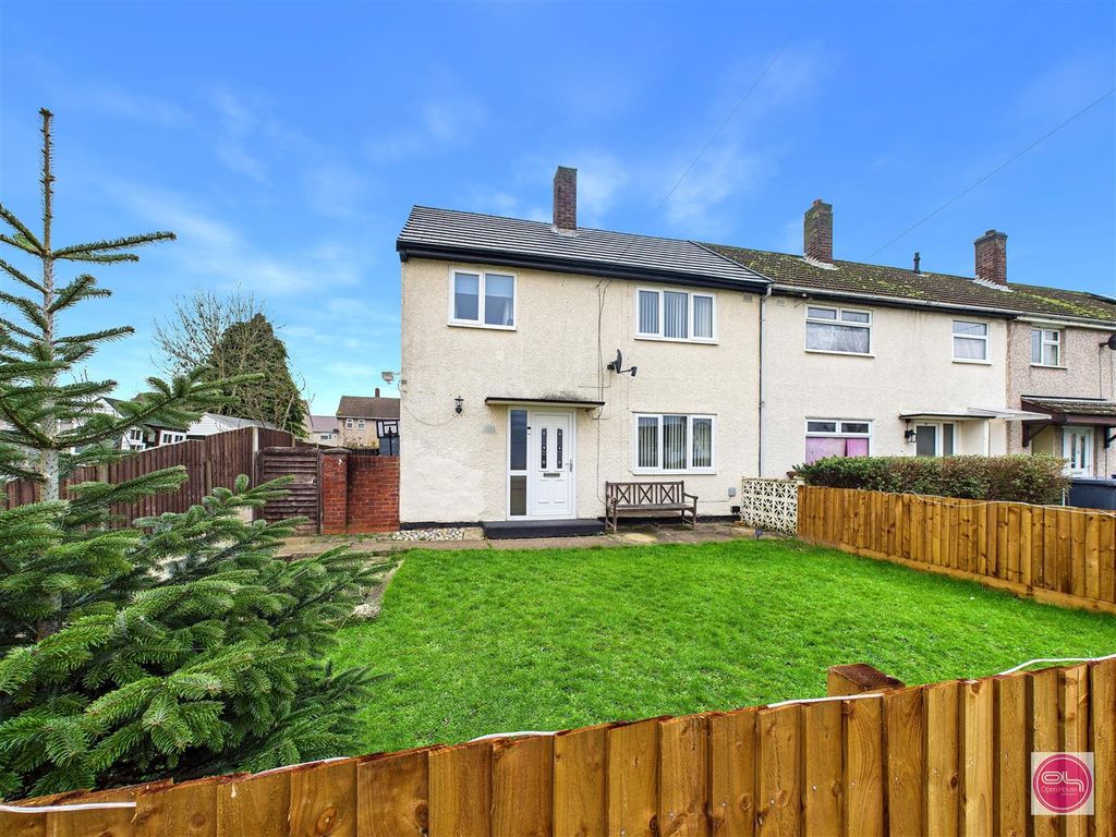 Property photo 3 of 32 Manor Cresent, Burton On Trent (2).Jpg