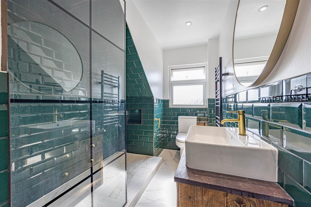 Property photo 2 of 9 Bathroom