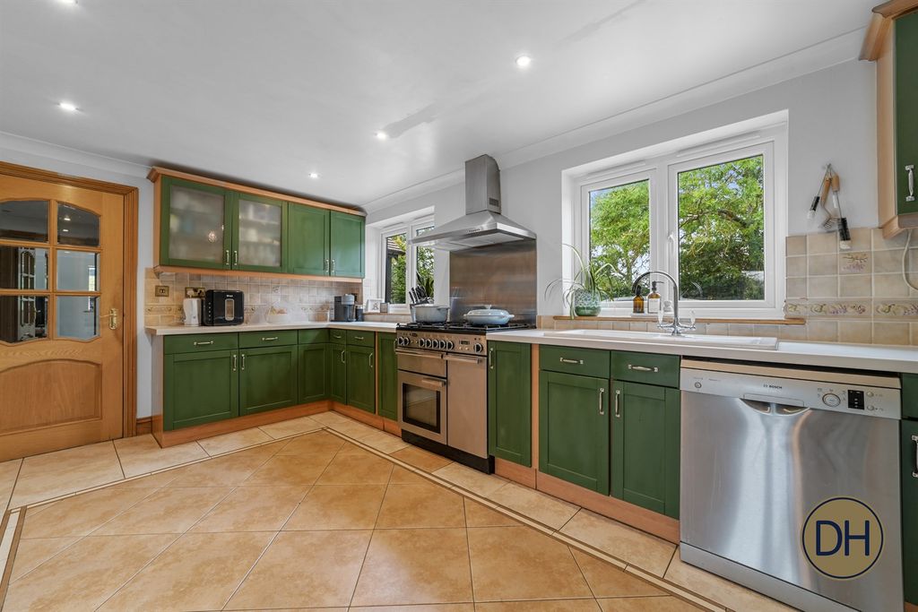 Property photo 2 of 35 Fingrith House