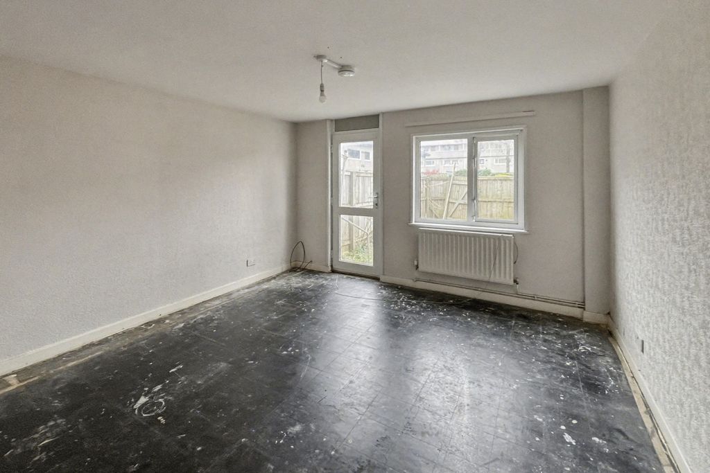 Property photo 3 of 15 22 Marmot Road, Hounslow, Middlesex, Tw4 7Pr