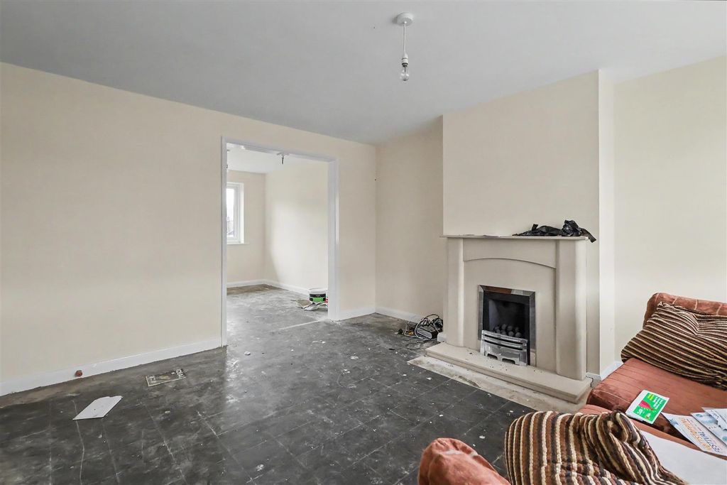Property photo 2 of 10 Cernan Court Hempshill Vale, Nottingham, Ng6 7Ax