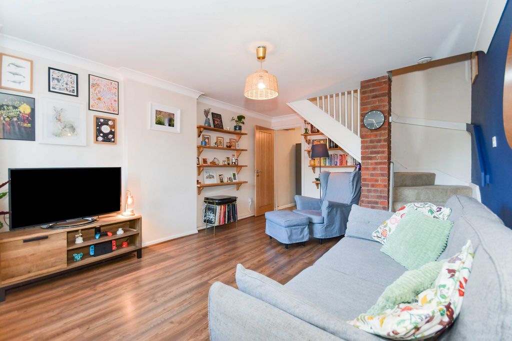 Property photo 3 of 20 Lounge