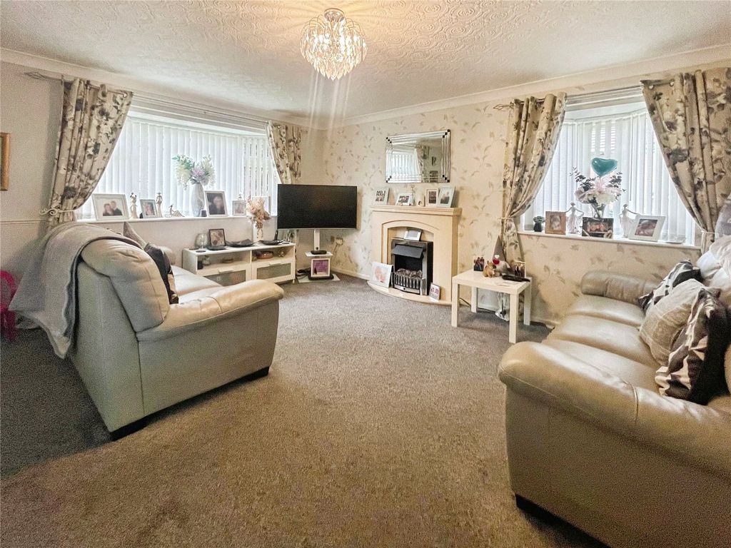 Property photo 3 of 17 Lounge