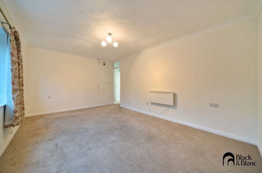 Property photo 3 of 19 Living Room