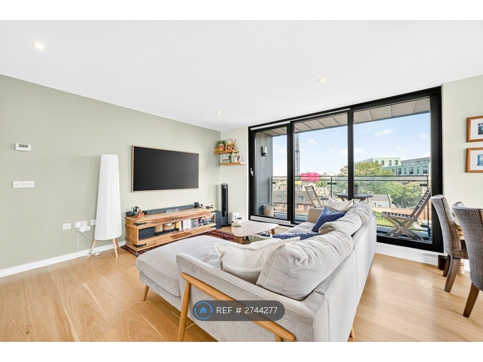 Property photo 3 of 17 Kitchen / Living