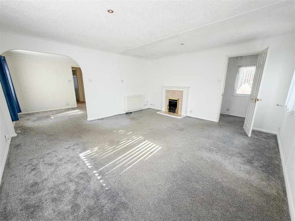 Property photo 2 of 18 Lounge