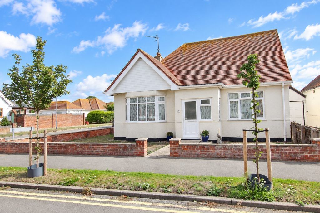 Property photo 1 of 21 York Road, Holland On Sea