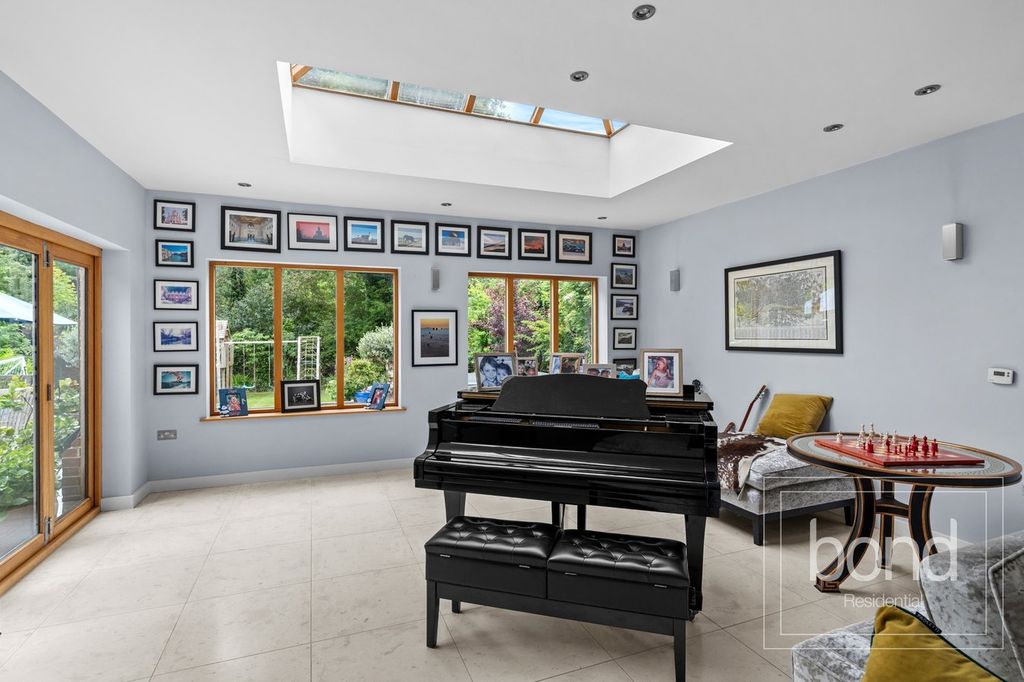 Property photo 3 of 28