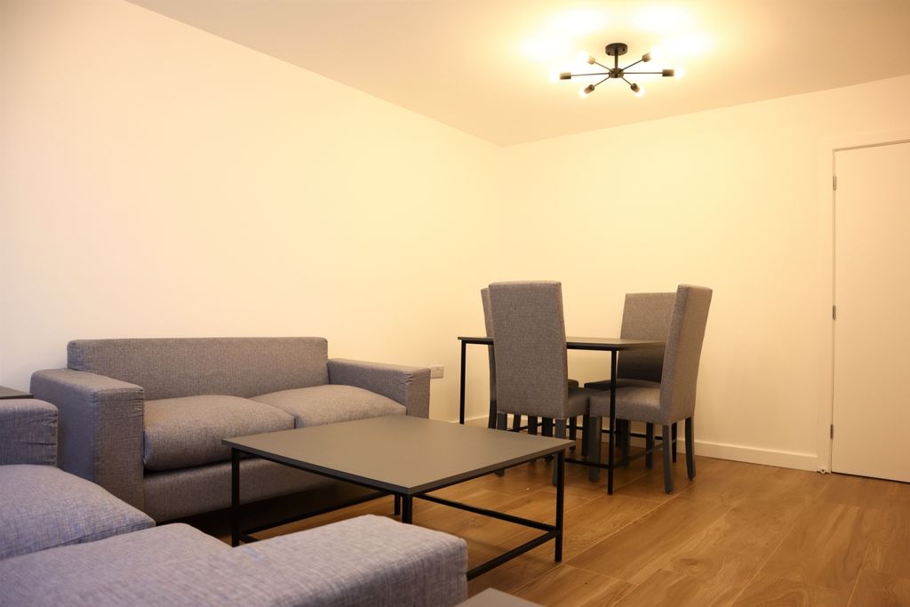 Property photo 3 of 9 Lounge