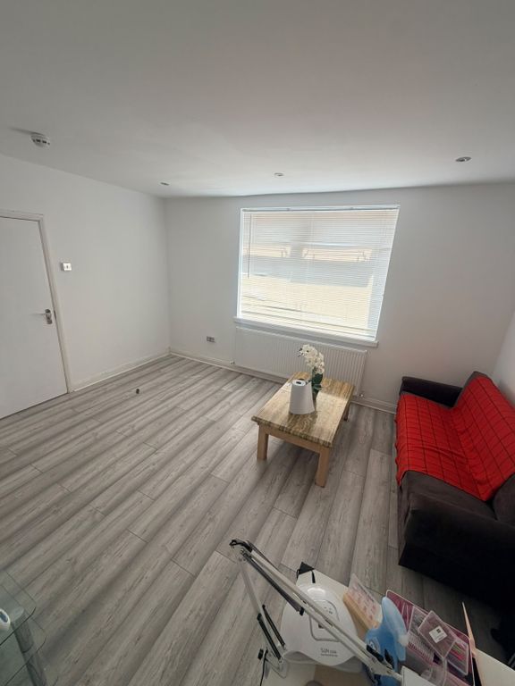 Property photo 1 of 13 Well-Presented Three-Bedroom Terraced House In Romford