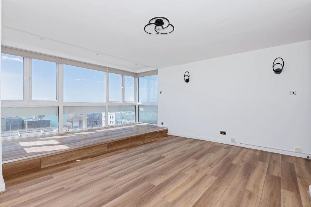 Property photo 2 of 15 Chartwell Court_7.Jpg