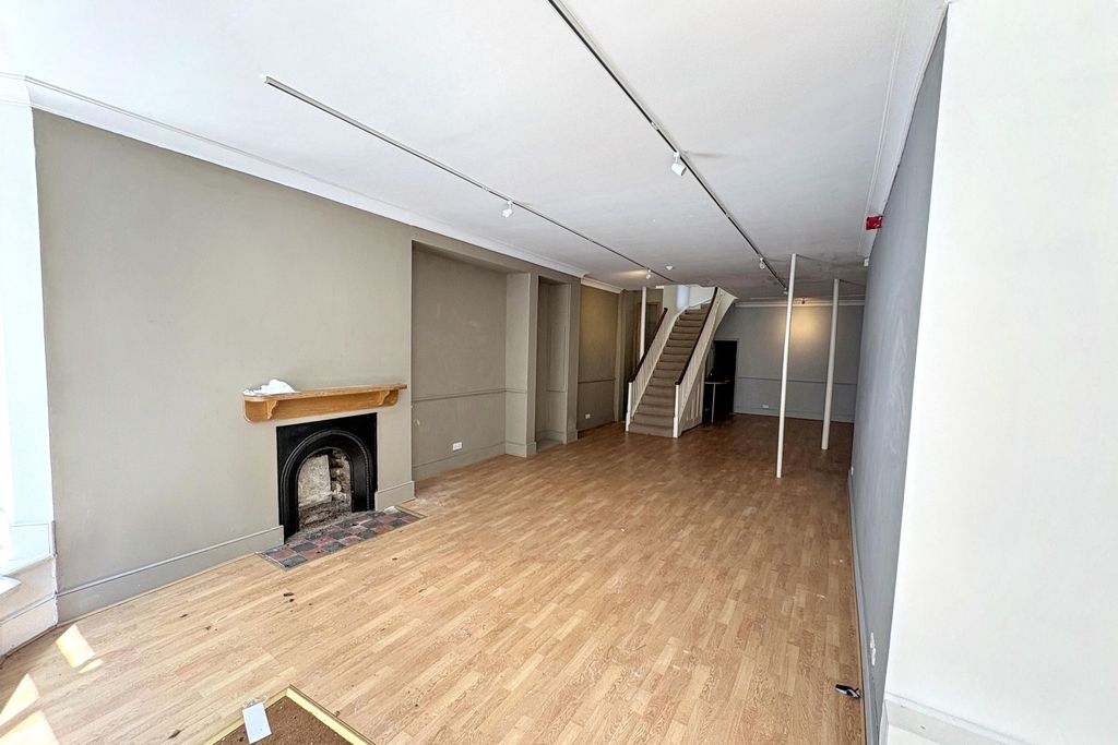 Property photo 3 of 7 21 Broad Street, Bath BA1 5Ln