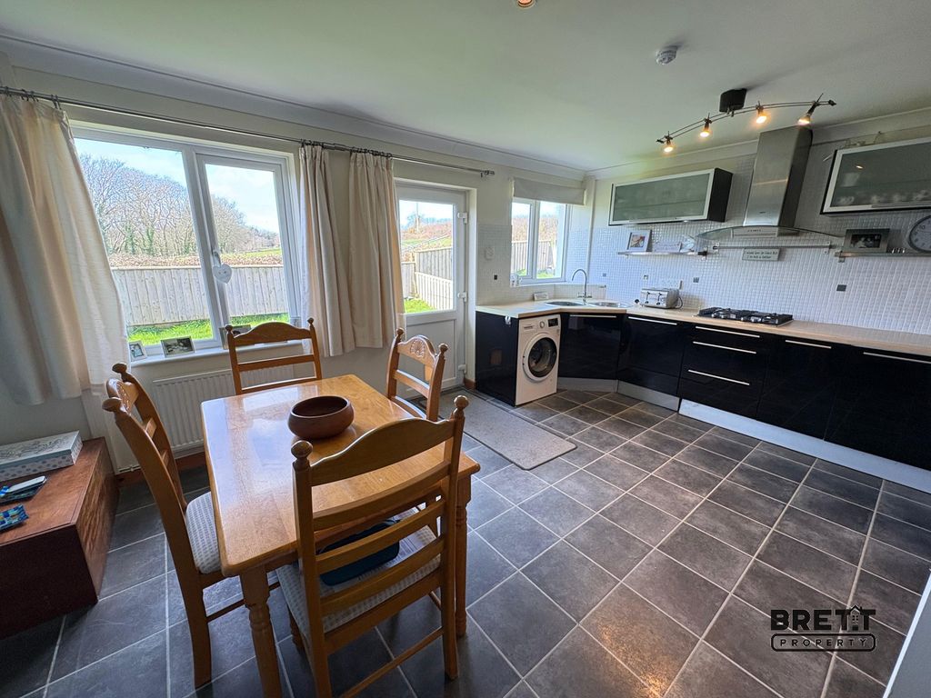 Property photo 3 of 10 Kitchen