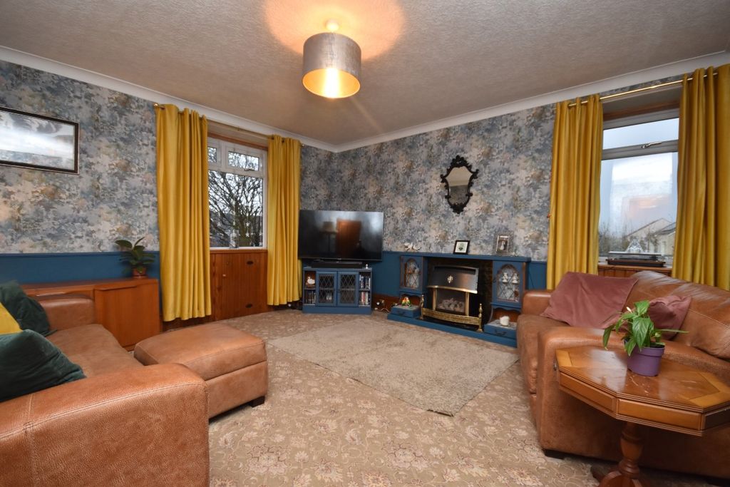 Property photo 3 of 20 Living Room