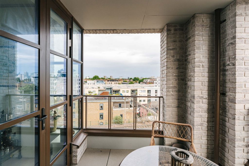 Property photo 3 of 17 Empress Apartments E2