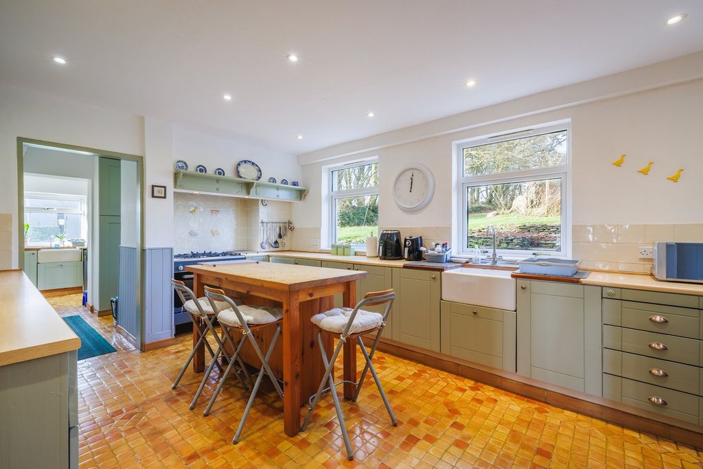 Property photo 3 of 50 Kitchen