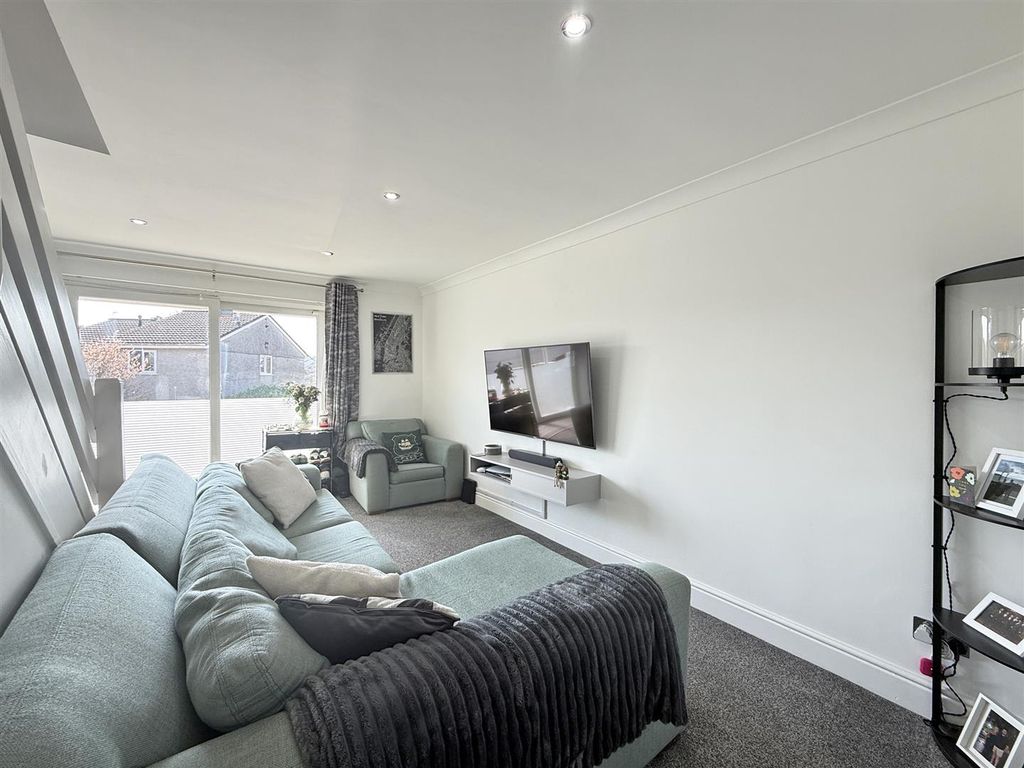 Property photo 2 of 13 Butler Close 6 - Lounge Fp.Jpg