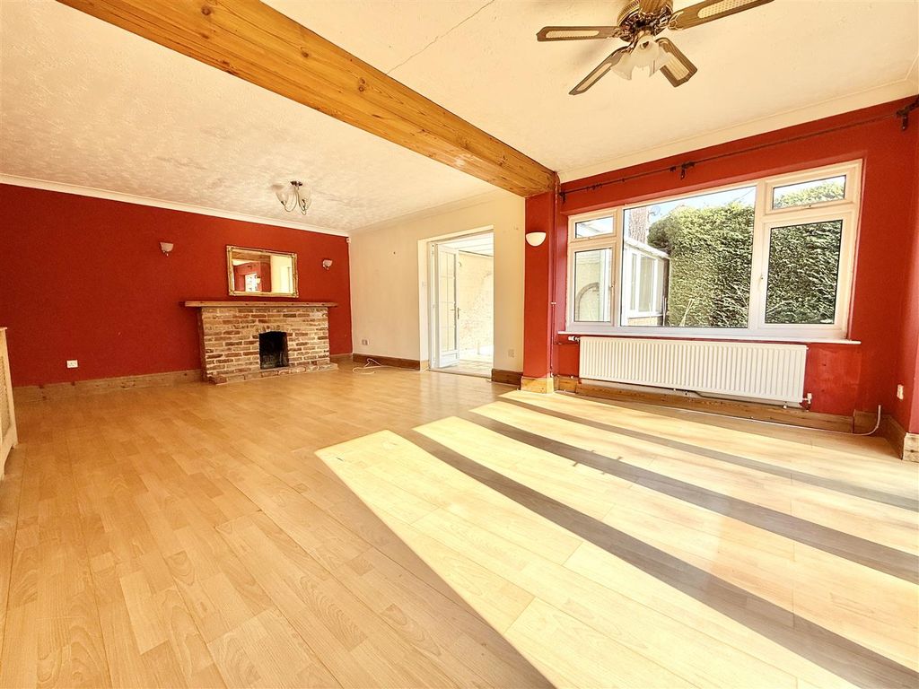Property photo 3 of 16 Lounge