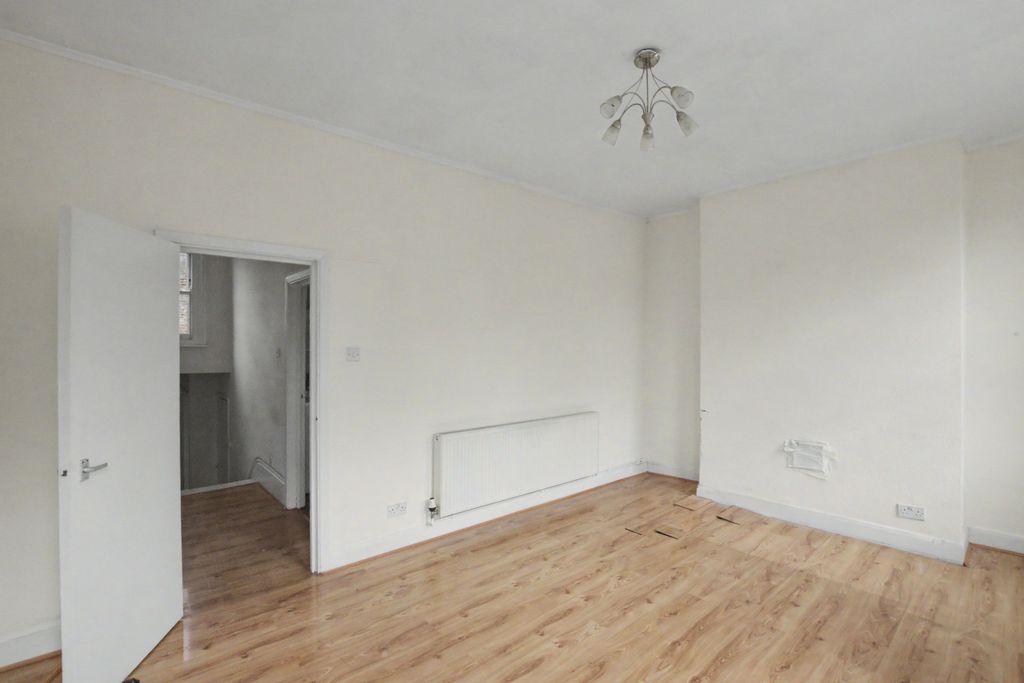 Property photo 3 of 9 222c Blythe Road, London W14 0Hh