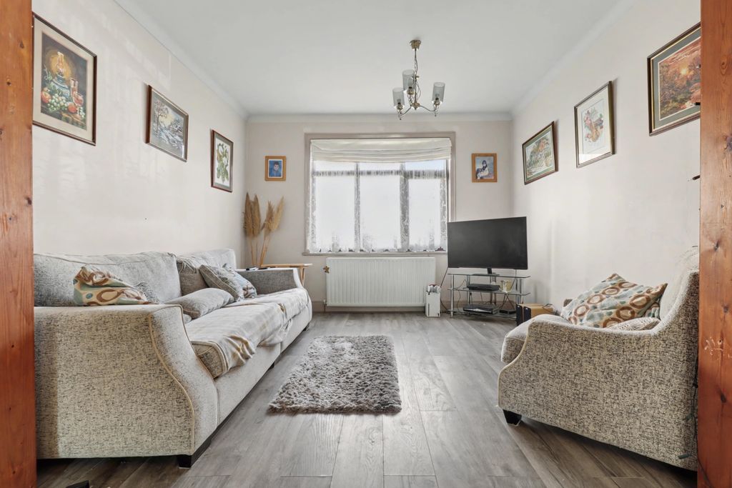 Property photo 3 of 18 3- Rob Hammond Ewemove Pontefract