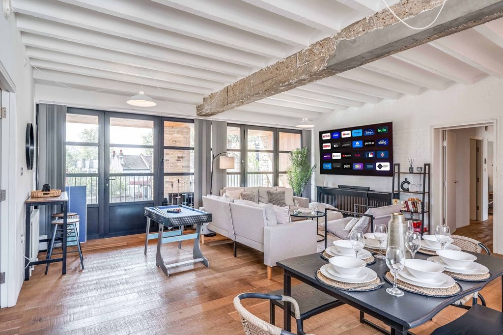 Property photo 2 of 17 Spacious And Inviting Living Room Featuring Modern...