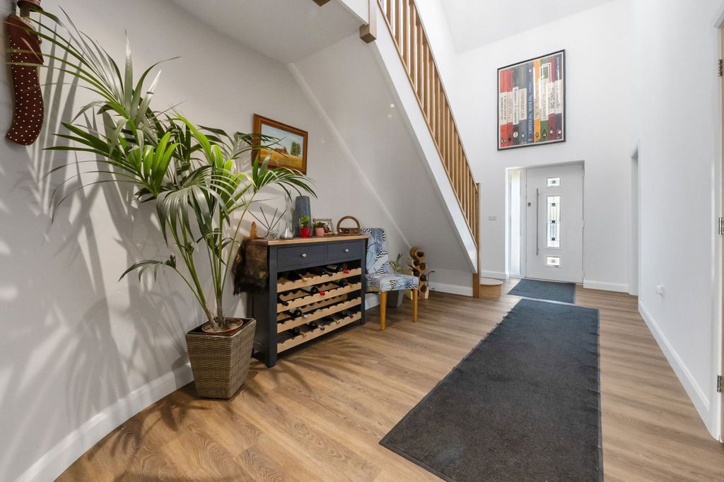 Property photo 3 of 33