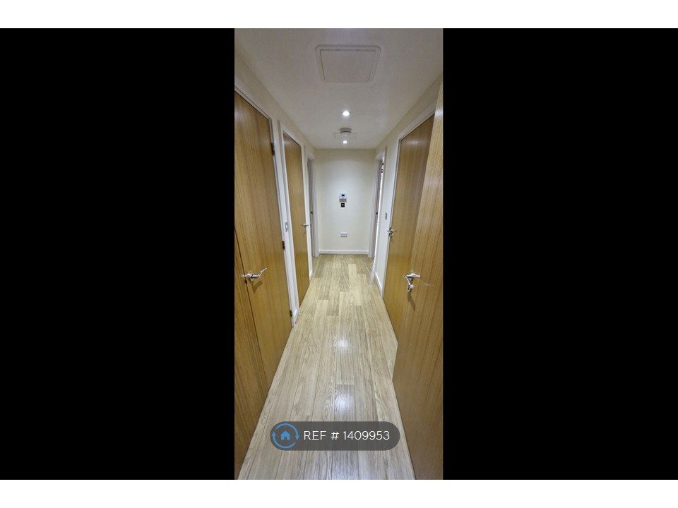 Property photo 2 of 8 Hallway