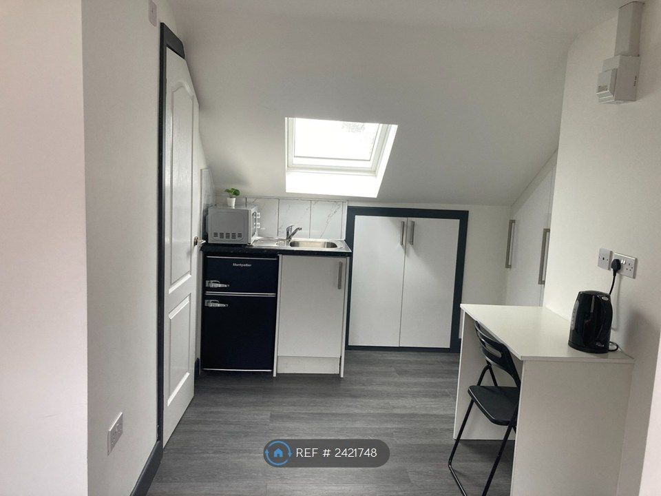 Property photo 2 of 12 Room F- Available Now (£925)