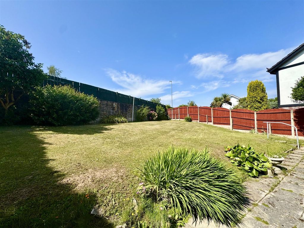Property photo 3 of 16 Gardens