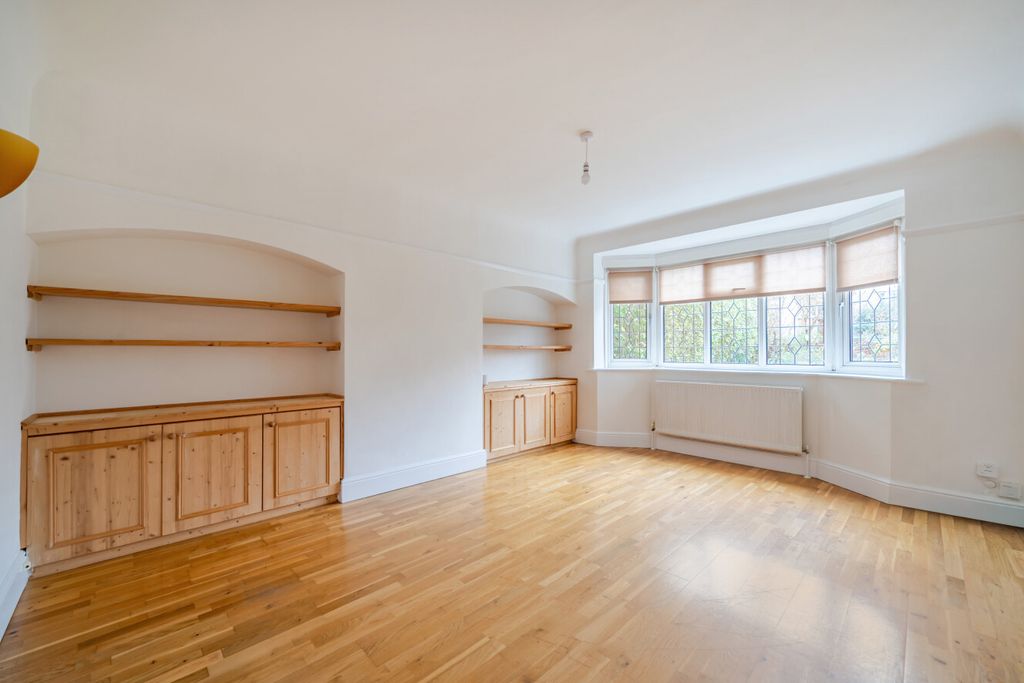 Property photo 3 of 15 1408934-12-698489...