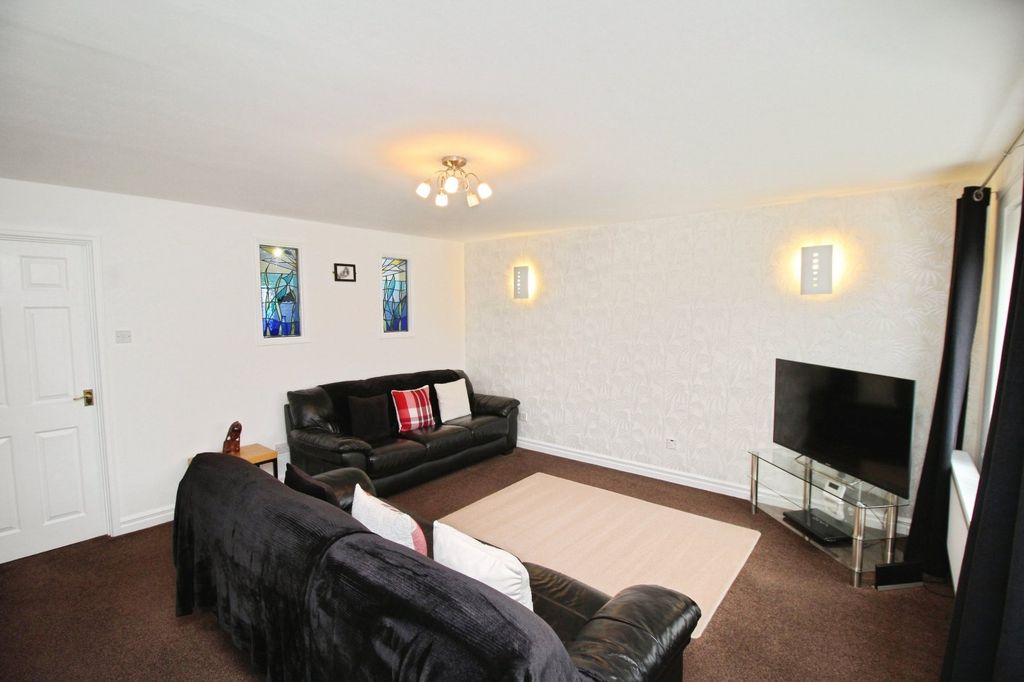 Property photo 3 of 19 Lounge