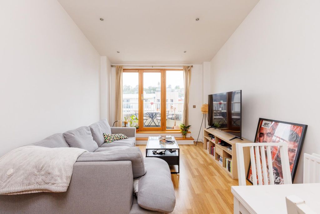 Property photo 1 of 19 267 The Crescent-8.Jpg