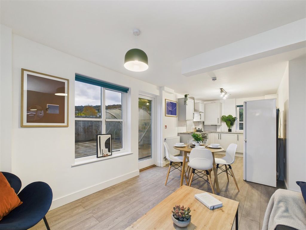 Property photo 3 of 13 Cam02131G0-Pr0205-Still024.Jpg