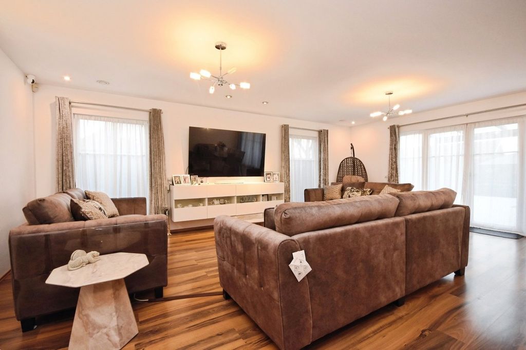 Property photo 3 of 35