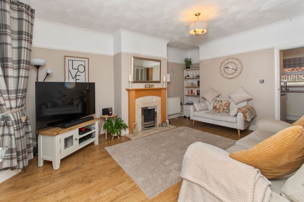 Property photo 2 of 27