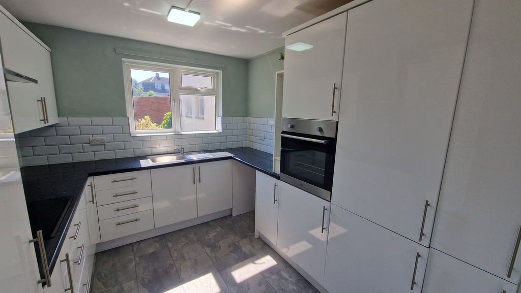 Property photo 3 of 6 Kitchen