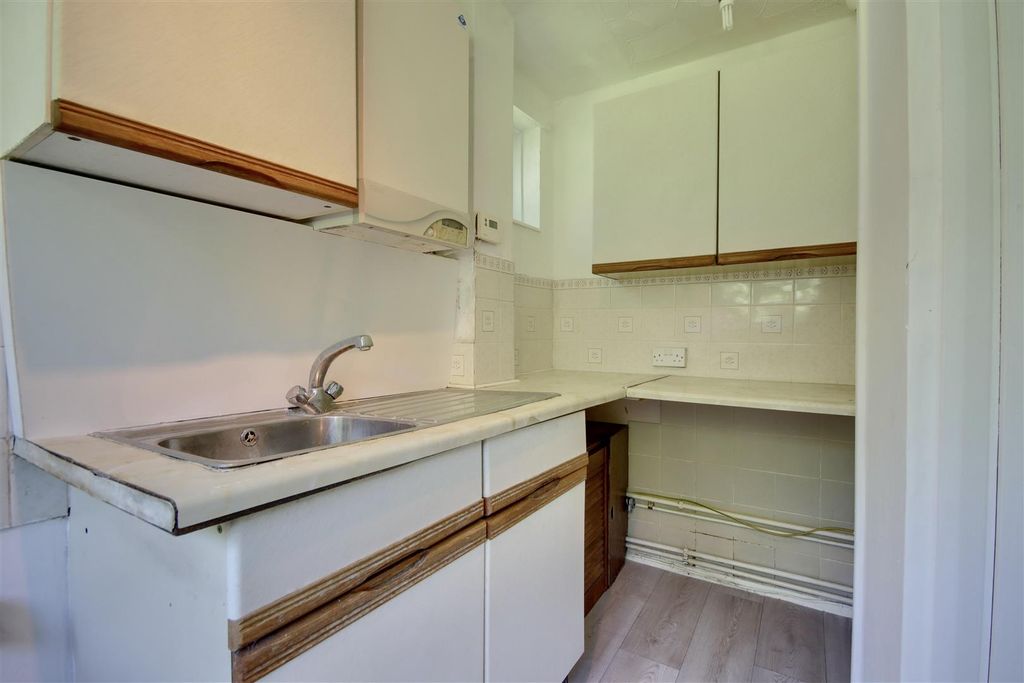 Property photo 2 of 10 Kitchen