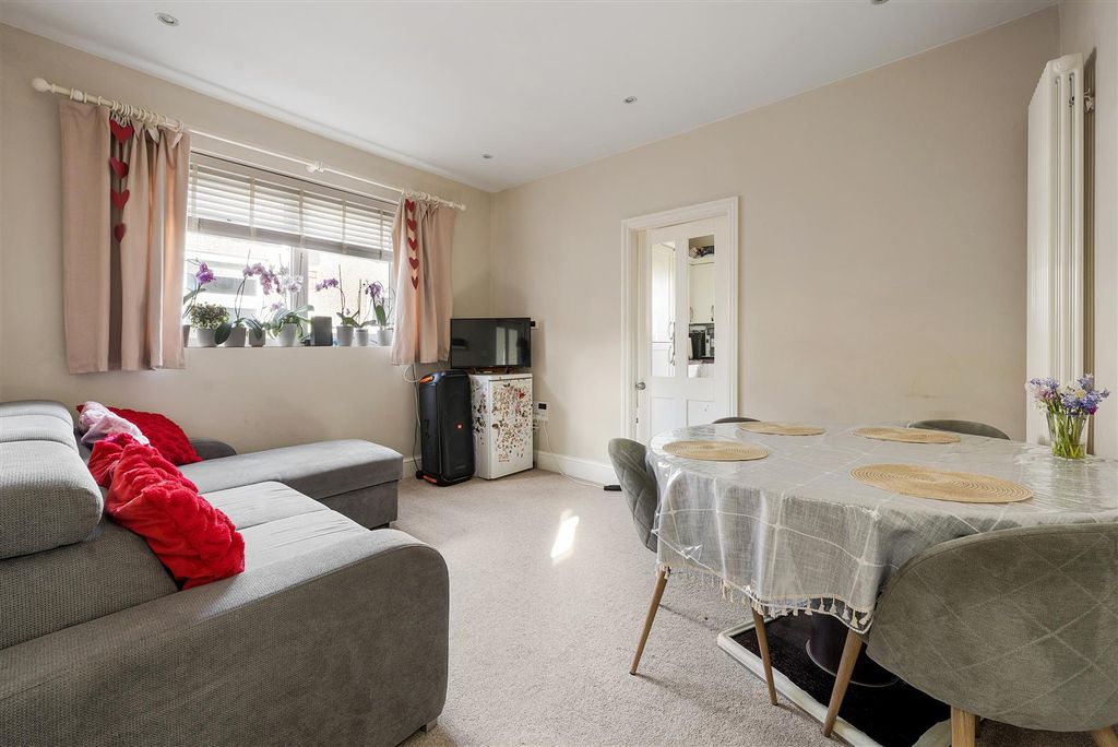 Property photo 2 of 24 Peel Road, E18