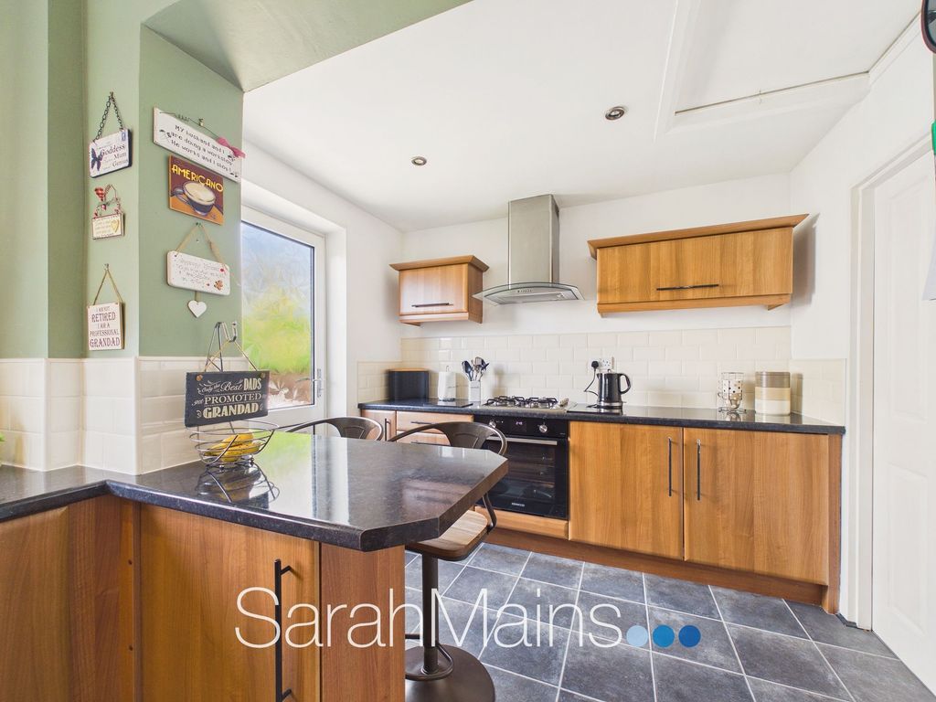 Property photo 3 of 12 Kitchen