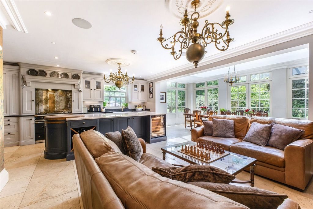 Property photo 3 of 23 Kitchen / Living