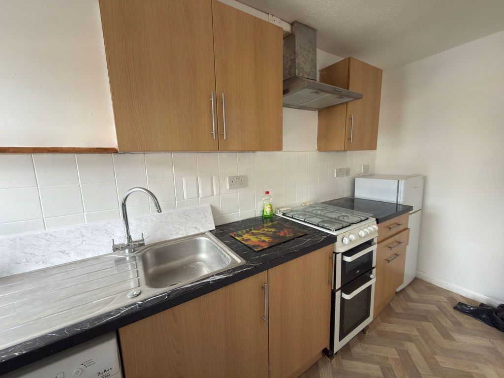 Property photo 1 of 6 One Bedroom First Floor Flat Next To Ilford Station- £1425