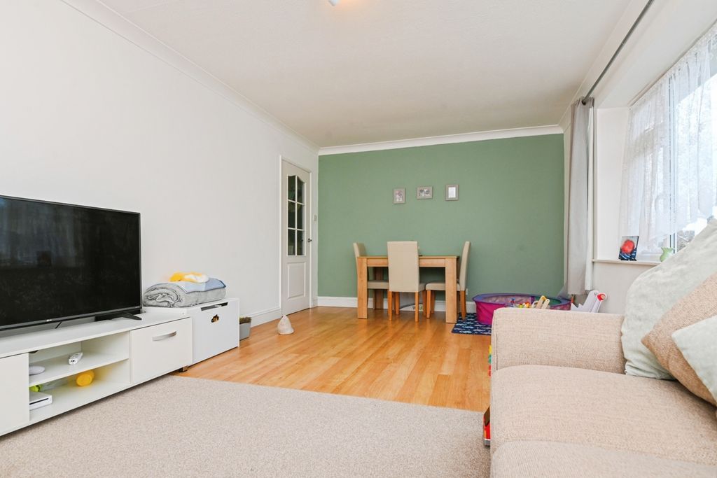 Property photo 1 of 17 Living Room