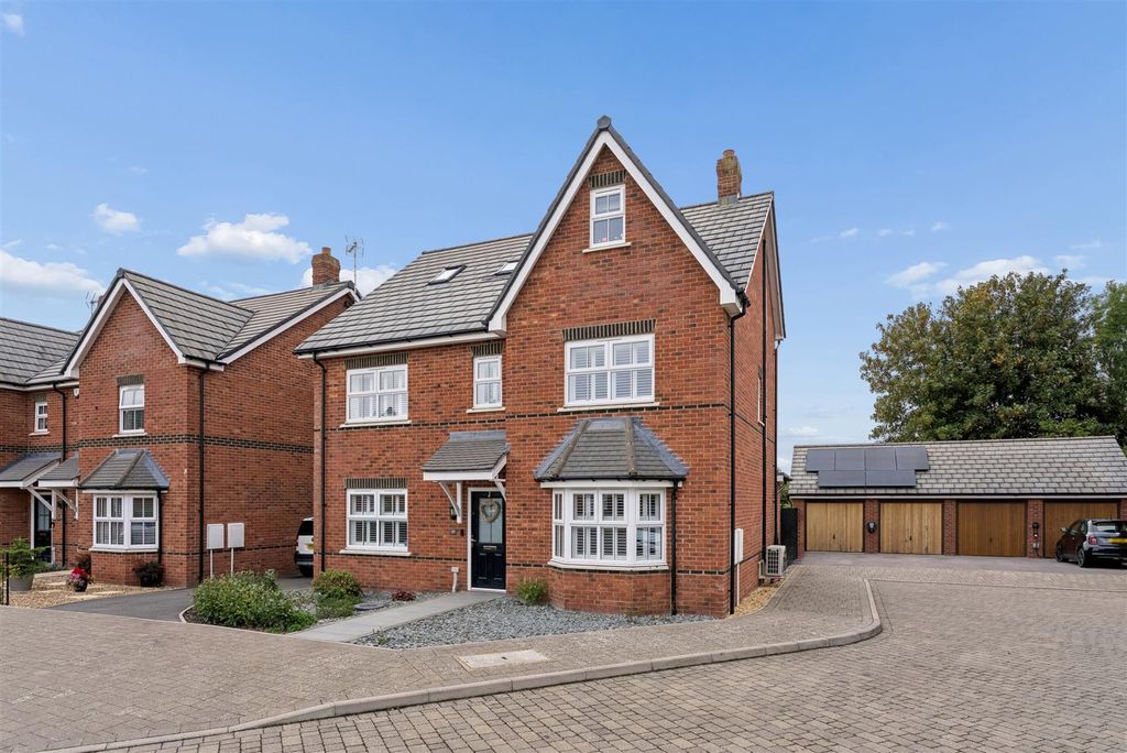 Property photo 1 of 33 Damson Way, Edlesborough