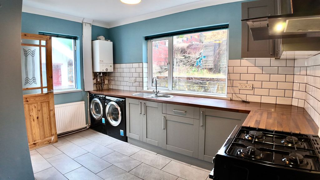 Property photo 3 of 28