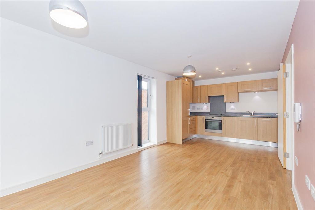 Property photo 3 of 10 Kitchen/Lounge