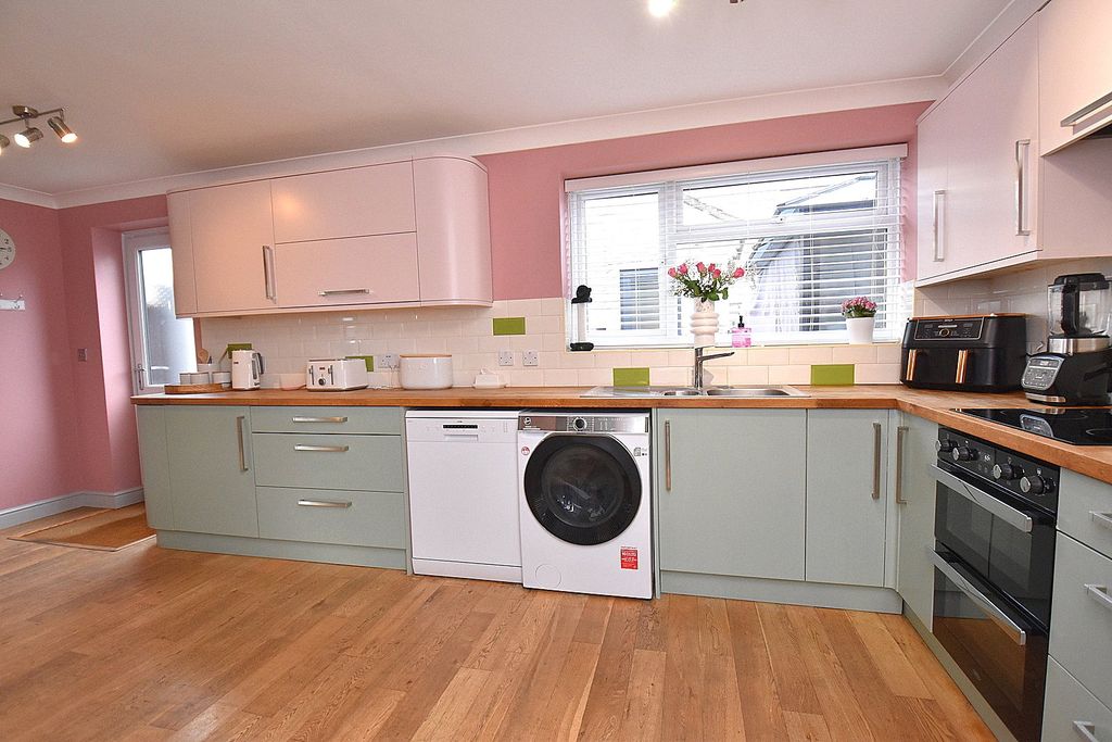 Property photo 3 of 20 Kitchen