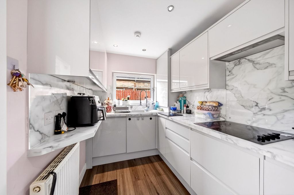 Property photo 3 of 33 Kitchen