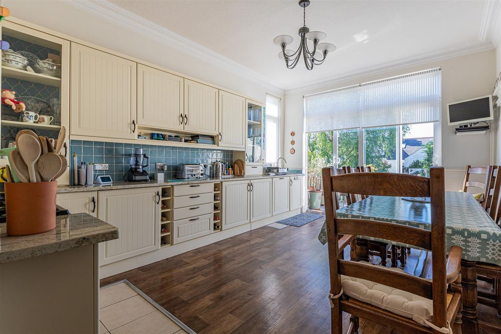 Property photo 2 of 23 Pencisely Road 97-28.Jpg