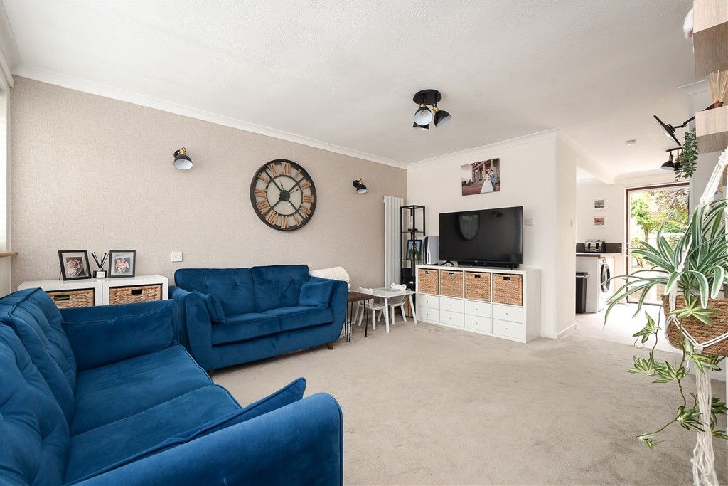 Property photo 3 of 15 Lounge